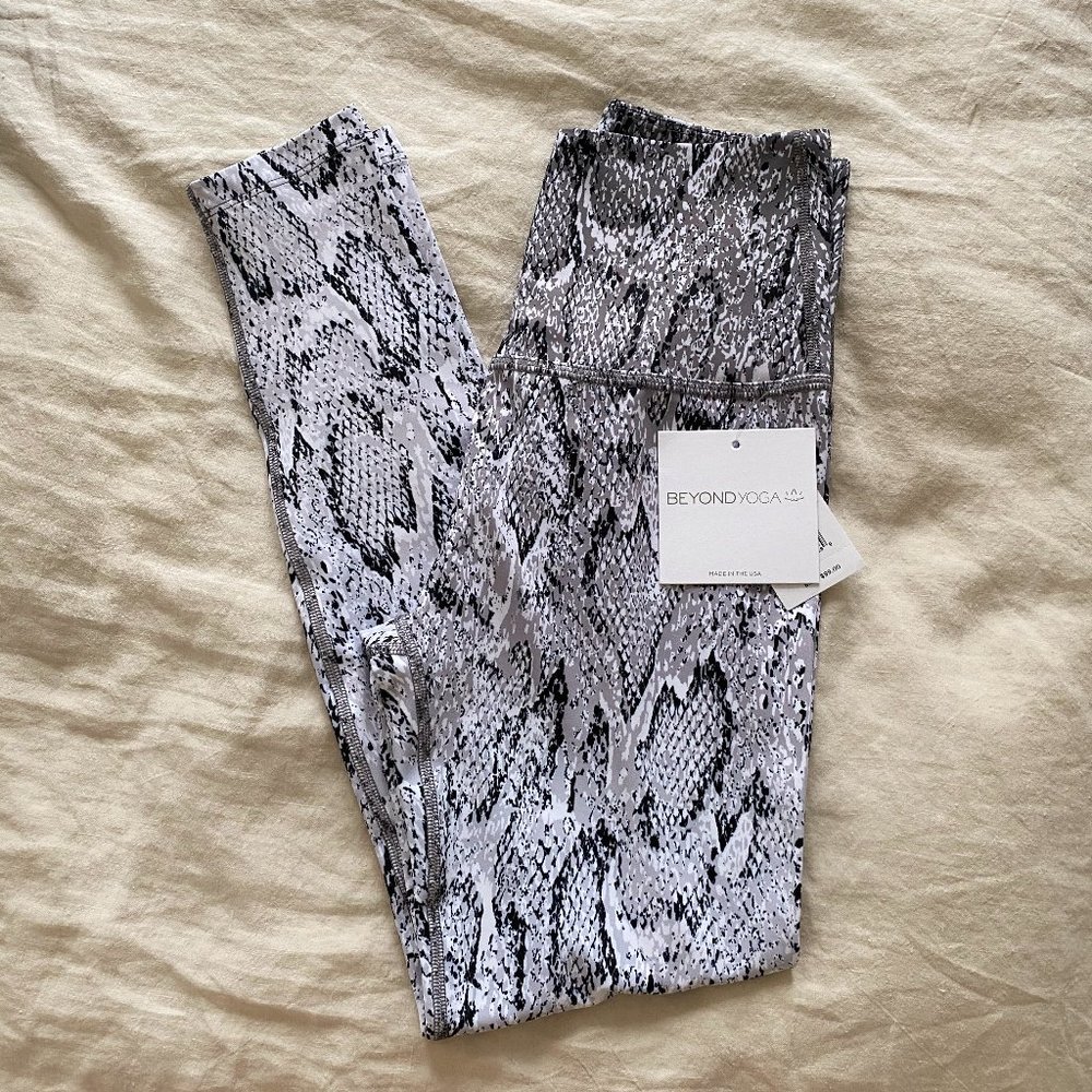 *NWT* Beyond Yoga Snake High Waisted Midi Legging